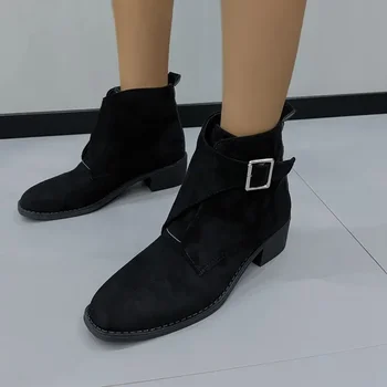 2023 Нови модни обувки Дамски Pull-On Дамски ботуши Зимен кръг Toe Flocking Топла къса тръба Дебел ток Голям размер римски ботуши