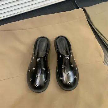 Дизайнерски дамски обувки Летни пънк метални талисмани Черно приплъзване на външна платформа Модерни чехли Ежедневни обувки за жени 2023 Ново