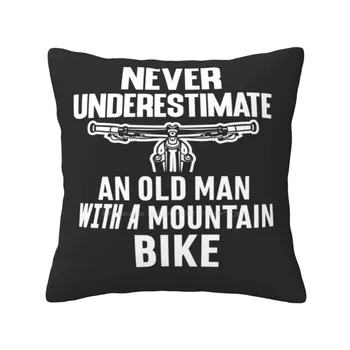 Никога не подценявайте старец с планински велосипед: смешно планинско колоездене хвърлят възглавница възглавница покритие никога не подценявайте стар