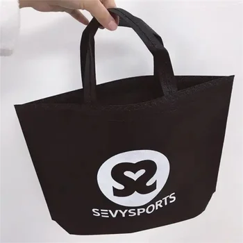  търговия на едро 500pcs / Lot Евтини клиент лого печат еко икономичен промоционални голяма пазарска нетъкан чанта с пазаруване облекло опаковки