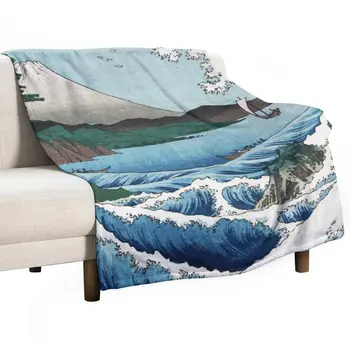 Хирошиге морето край Сата Япония с вулкан, разбиващи се вълни и рибари от японския укийо-е художник природа Вин Хвърли одеяло